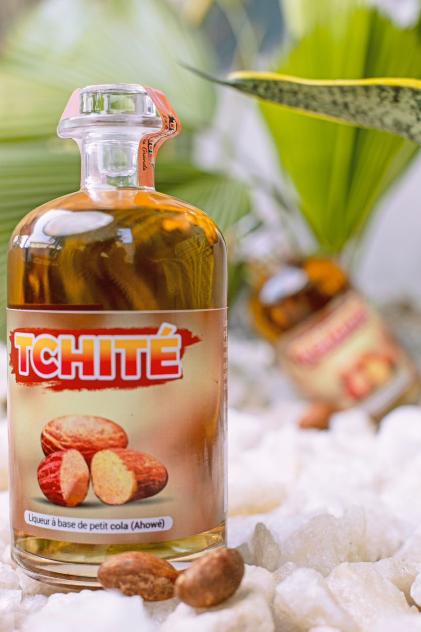 Liqueur Tchité à base de petit cola (Ahowé)